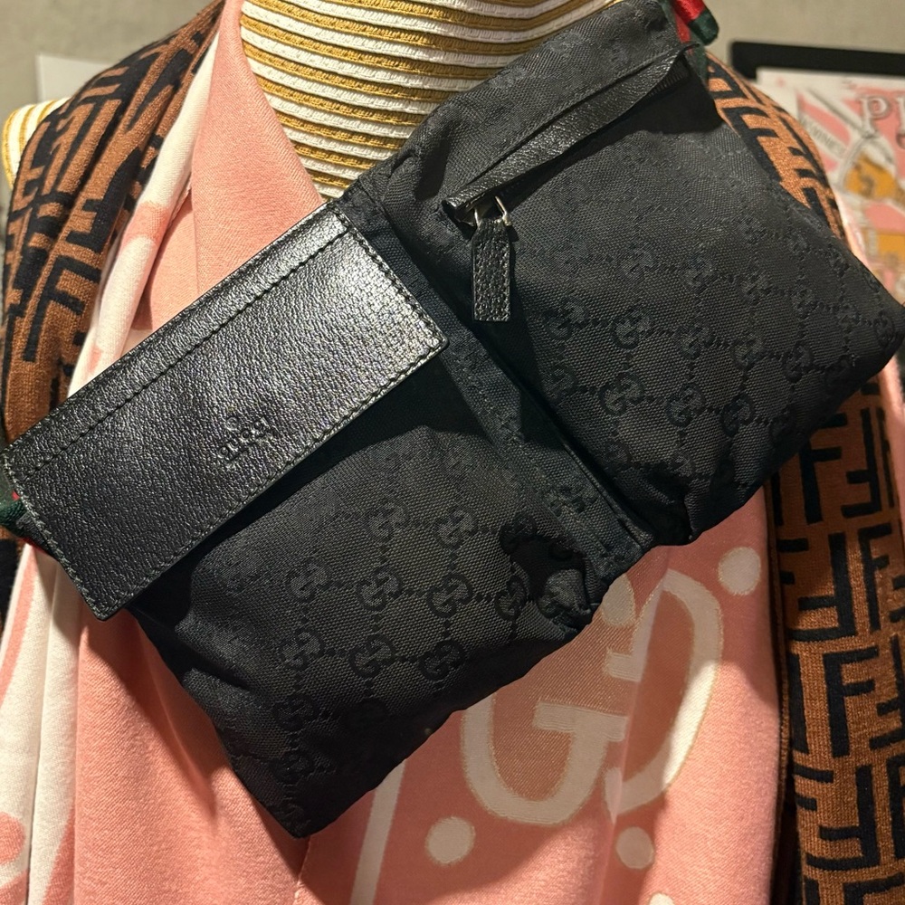 Gucci Black Crossbody BumBag with Green and Red Strap🖤💚❤️